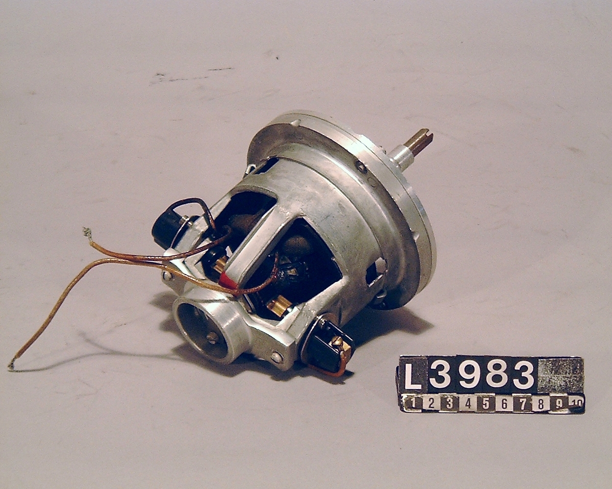 Elmotor i aluminium med en skylt där det står: THE DELAVAL SEPARATOR COMPNY by ELECTRLUX CORP.