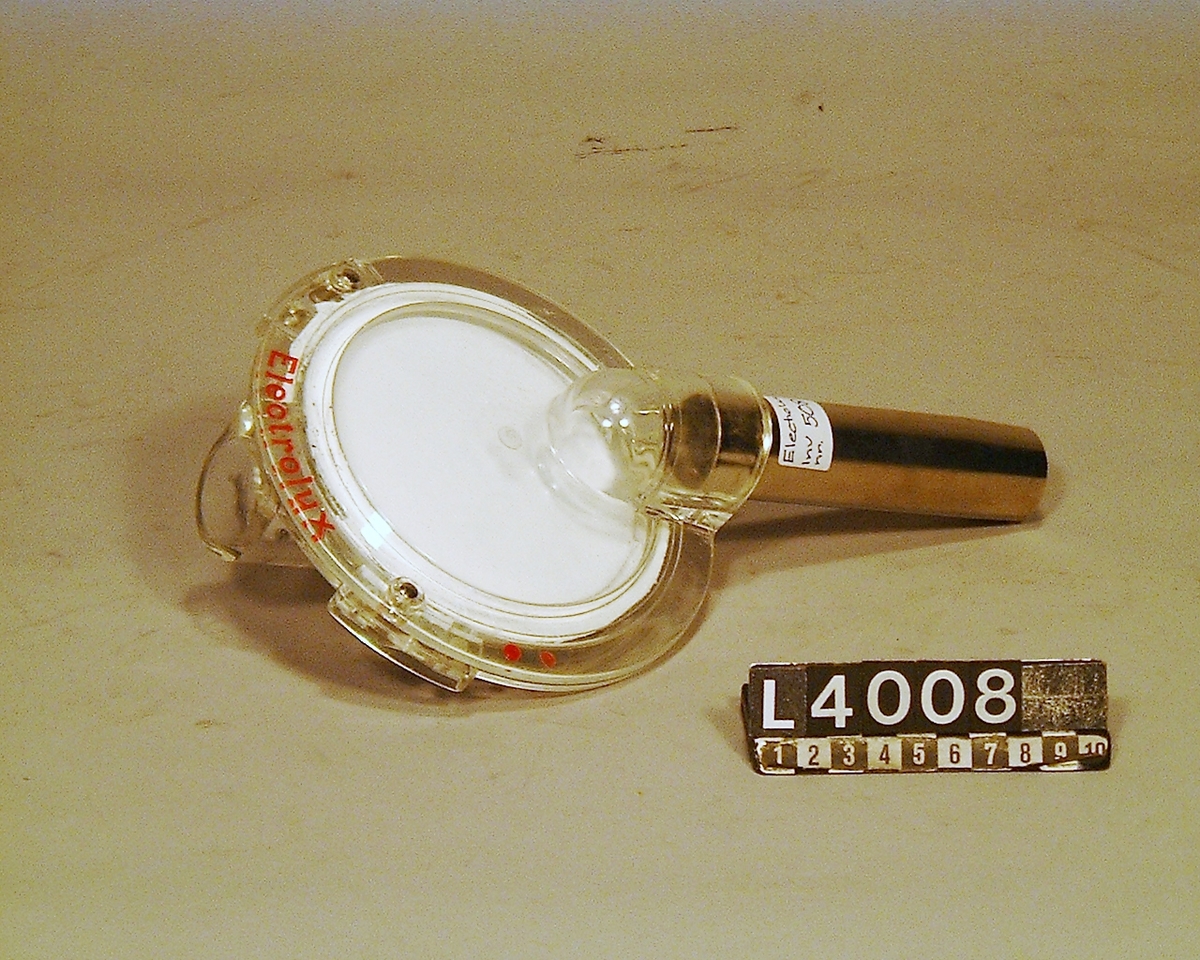 Filter i plexiglas som kopplas mellan golvmunstycket och skarvröret för att visa dammsugarens dammupptagningsförmåga.