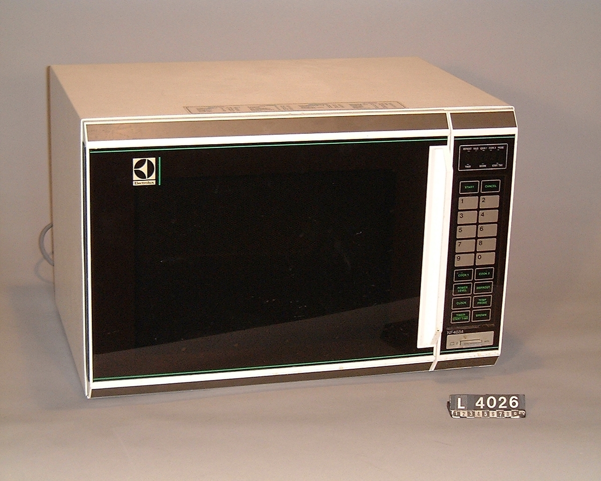 Mikrovågsugn med nettovolym på 40 liter. Två nivåer, brynings-element, matlagningstermometer, elektronisk programering, digitalur, uttagbar bottenplatta av glas. Modellen har frontpanel i rökfärgat plexiglas och sidorna är i beige/vit struktur. Mellangaller och temperatursonden saknas.