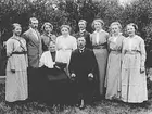 Fr.v:
Hildur Andersson, Emil Pilgård, Ellen Pilgård, Frida Andersson, Jakob Andersson, Ebba Andersson, Dagmar Andersson, Sigrid Andersson.
Sittande: Johanna och Svante Andersson.