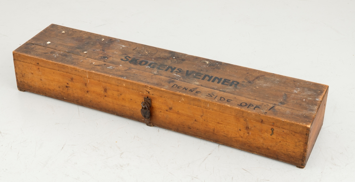 Fanekasse av tre til oppbevaring av fanen.