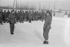 Stabschef Björn Bjuggren talar till markpersonal i Veitsiluoto vid F 19, Svenska frivilligkåren i Finland, den 12 januari 1940.