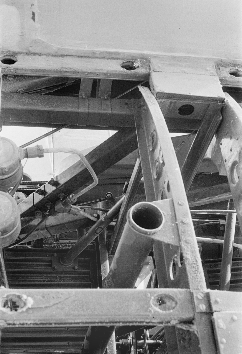 Sprickbildning i vingbalk på flygplan Gloster Gladiator gul J efter beskjutning i luftstrid den 7 mars 1940. Vid F 19, Svenska frivilligkåren i Finland, 1940. Serie om 3 bilder.