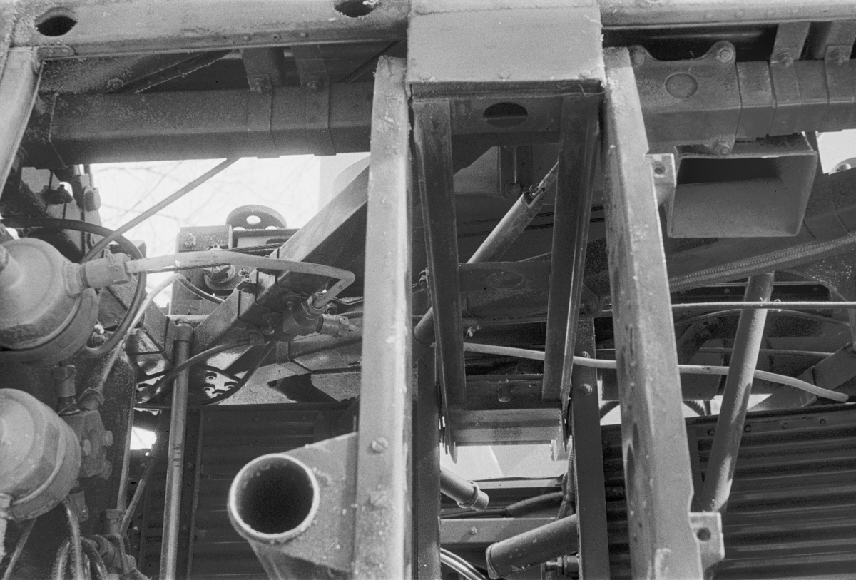 Sprickbildning i vingbalk på flygplan Gloster Gladiator gul J efter beskjutning i luftstrid den 7 mars 1940. Vid F 19, Svenska frivilligkåren i Finland, 1940. Serie om 3 bilder.