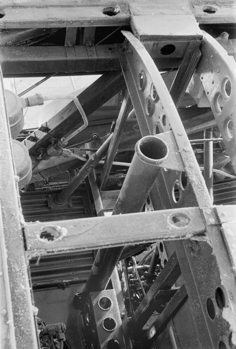 Sprickbildning i vingbalk på flygplan Gloster Gladiator gul J efter beskjutning i luftstrid den 7 mars 1940. Vid F 19, Svenska frivilligkåren i Finland, 1940. Serie om 3 bilder.