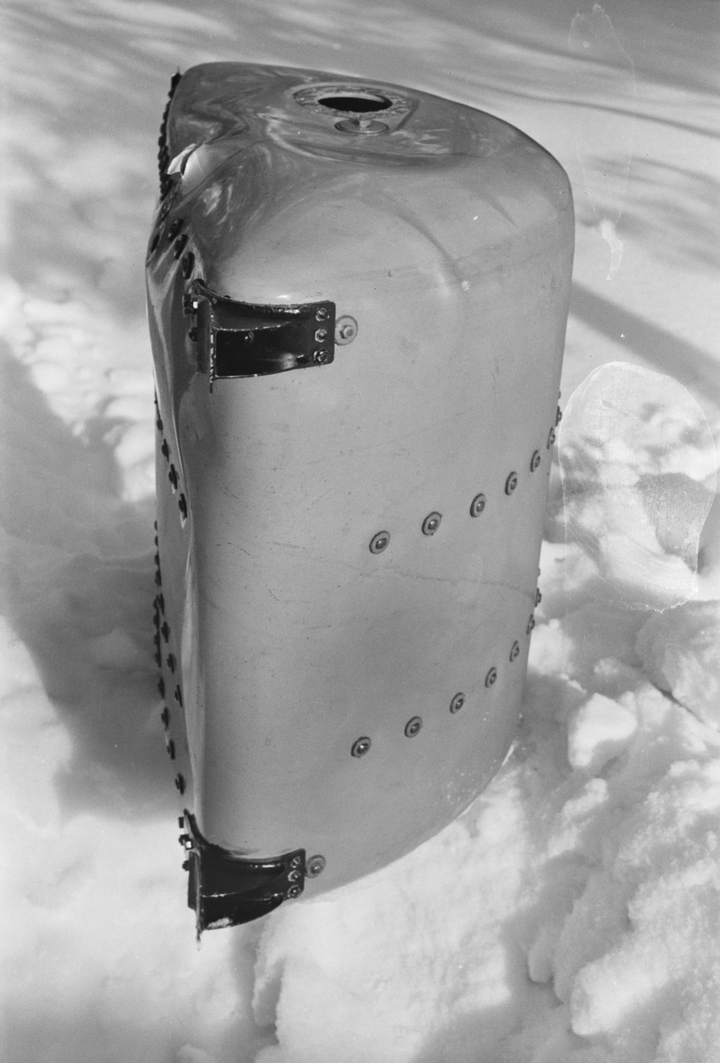 Kulhål i vingtank på Gloster Gladiator gul J, efter beskjutning i luftstrid den 7 mars 1940. Vid F 19, Svenska frivilligkåren i Finland, 1940. Serie om 3 bilder.