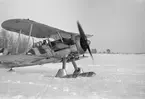 Flygplan Gloster Gladiator står klart för start på ett flygfält vid F 19, Svenska frivilligkåren i Finland, 1940.