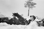 Luftvärn vid F 19, Svenska frivilligkåren i Finland, 1940. Tre militärer vid luftvärnskulspruta. Serie om 3 bilder.