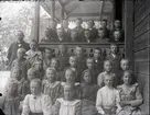 Lillhärad sn, Västerås.
Skolbarn med läraren A. F. Karlsson.