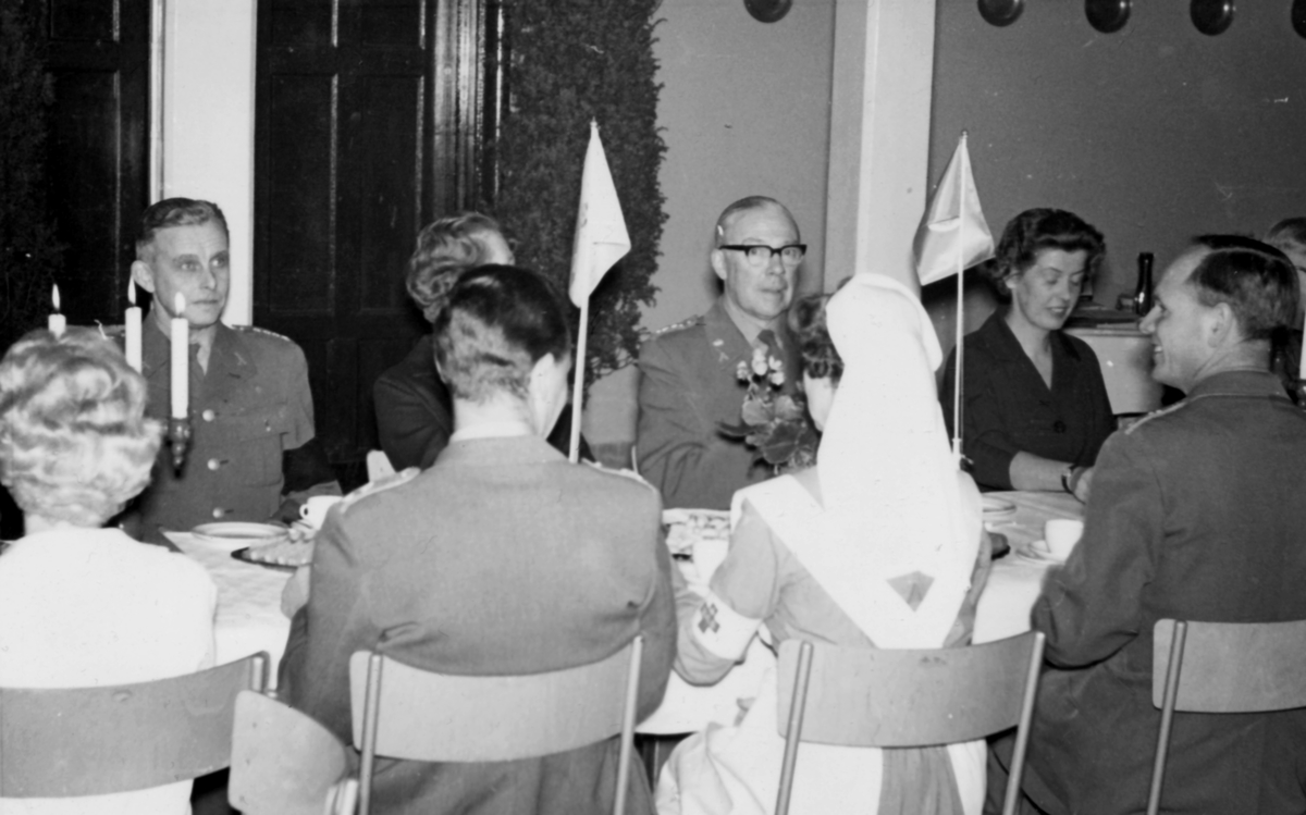 Matsalen, december 1961

Julkaffe efter Julvespern i Domkyrkan.

Bild 1. Regementschefen vid kaffebordet. Troligen syster Inez med ryggen mot oss.

Bild 2. Rustmästare Sven Jakobsson, soldatemföreståndaren diakon Per Johansson 1) och fanjunkare Åke Erbén.
1) Per "Pelle" Johansson var ett mycket uppskattat inslag i soldaternas vardag. Under övningar dök han ofta upp med sin folkvagnsbuss och sålde kaffe med bröd och godis. "Nu kommer Kak-Jesus! hördes i skogen."

Bild 3. Här avtackas konsulent G Kocths för sin insats vid regementet. Den 1 januari 1962 tillträder han ny tjänst vid Marinens Bergaskolor.