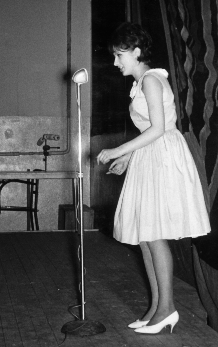 Gymnastiksalen, mars 1962

Kvällen före åldersklassens utryckning bjöd regementet på underhållning. För programmet svarade en IOGT-patrull från Stockholm.

Första bilden: Främre bänkraden, tvåa fr v. kapten Bengt-Erik Murray. Snett bakom honom, furir Stig Gustavsson, sergeant Sven Järverud (delvis skymd) och fanjunkare Martin Looström.

Bild 2-7. Artisterna.