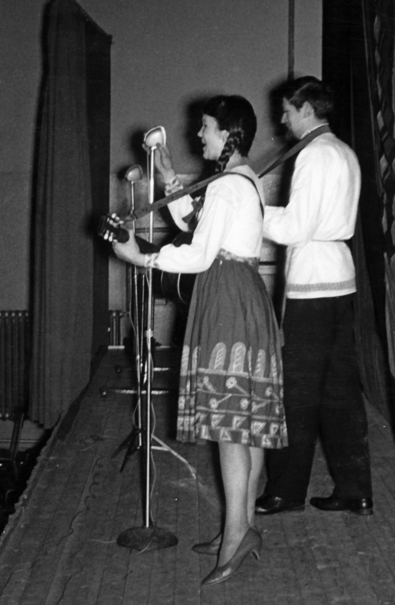 Gymnastiksalen, mars 1962

Kvällen före åldersklassens utryckning bjöd regementet på underhållning. För programmet svarade en IOGT-patrull från Stockholm.

Första bilden: Främre bänkraden, tvåa fr v. kapten Bengt-Erik Murray. Snett bakom honom, furir Stig Gustavsson, sergeant Sven Järverud (delvis skymd) och fanjunkare Martin Looström.

Bild 2-7. Artisterna.