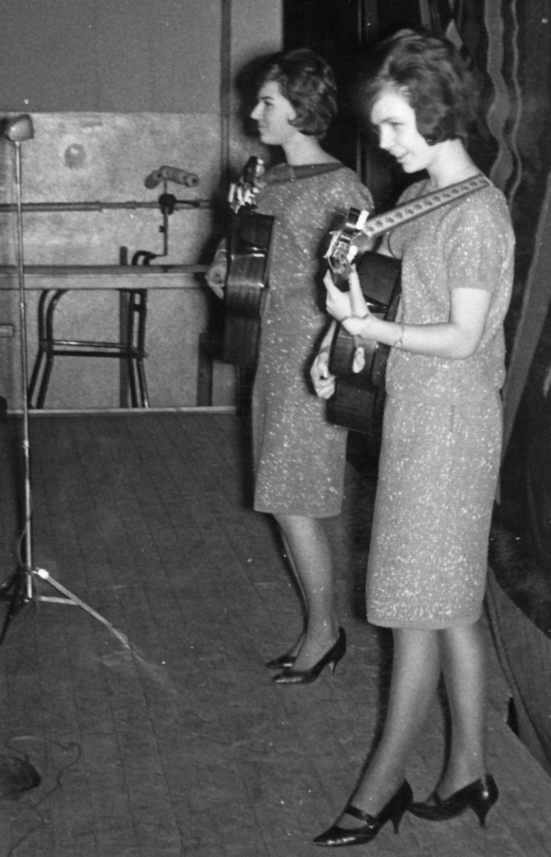 Gymnastiksalen, mars 1962

Kvällen före åldersklassens utryckning bjöd regementet på underhållning. För programmet svarade en IOGT-patrull från Stockholm.

Första bilden: Främre bänkraden, tvåa fr v. kapten Bengt-Erik Murray. Snett bakom honom, furir Stig Gustavsson, sergeant Sven Järverud (delvis skymd) och fanjunkare Martin Looström.

Bild 2-7. Artisterna.