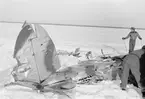 Havererat flygplan Gloster Gladiator gul D vid F 19, Svenska frivilligkåren i Finland den 10 mars 1940. Militärer står vid flygplanet.