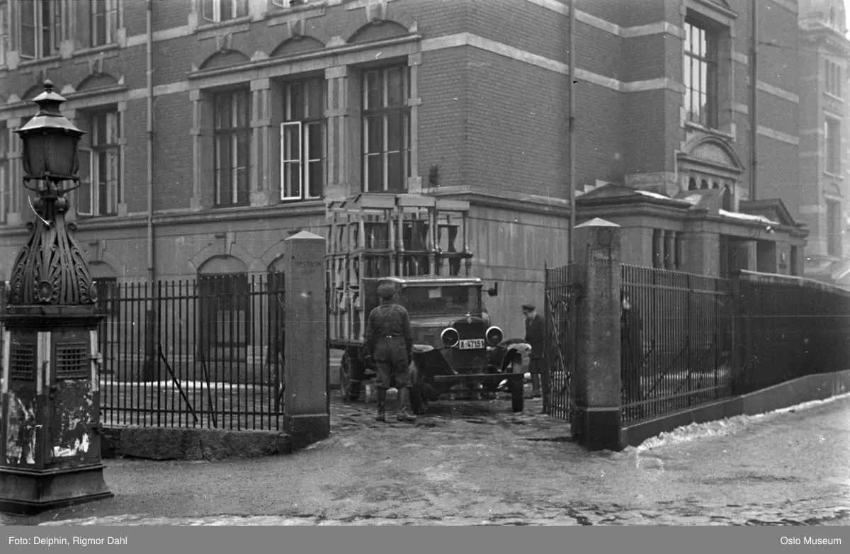 Vestheim skole, port, gjerde, lastebil, menn, nedstigningstårn