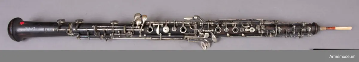 Oboe med fodral. Oboen kan tas isär i tre delar.