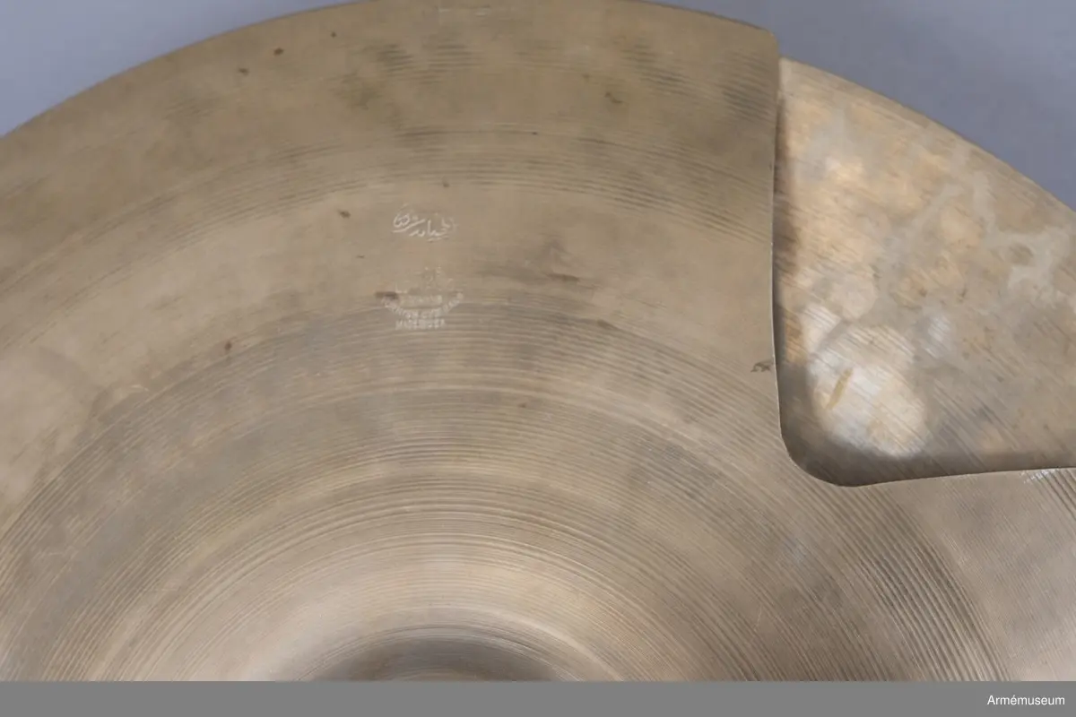 Ovansidan av symbalen tillverkad av A. Zildjian Co, Constantinople TM, Turkiet
Undersidan av symbalen tillverkad av Avedis Zildjian Co, USA.
Kombinationspedalen tillverkad av Flemming Perfekta.