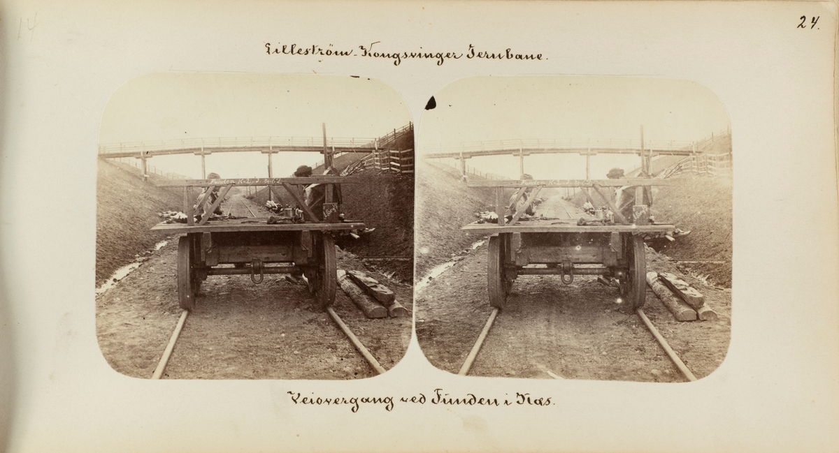 Arbeidstralle i bruk ved byggingen av Kongsvingerbanen ved Funden (Fundi / Funni) mellom Årnes og Seterstøa. På tralla er skrevet med kritt: "Funden K-L-J 9/5-62" og "A. Bergh".  ved Munkerud mellom Haga og Årnes stasjoner. Bildet er tatt 11.08.1862, banen ble åpnet 03.10.1862