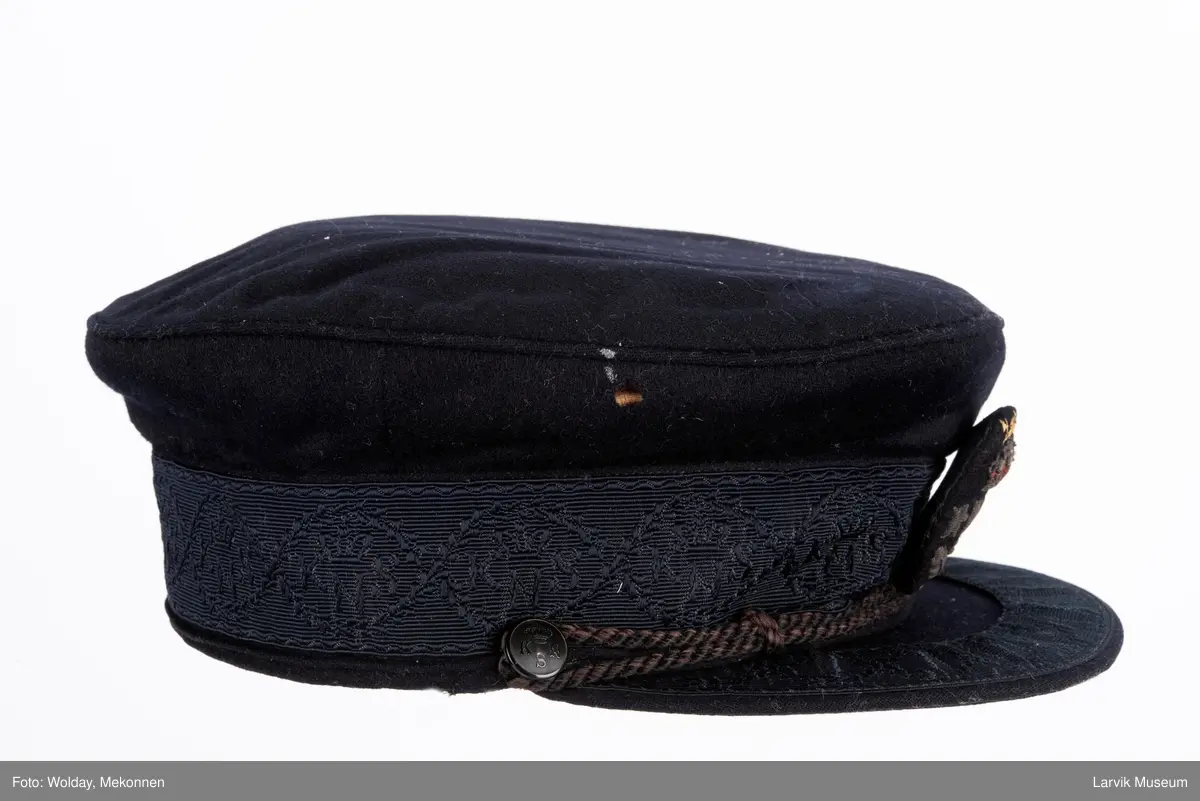 Seilerlue m. skygge, sort ull, KNS-merke foran