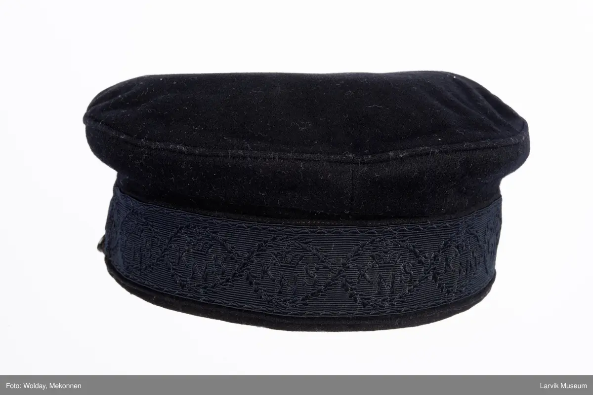 Seilerlue m. skygge, sort ull, KNS-merke foran