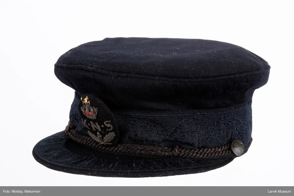 Seilerlue m. skygge, sort ull, KNS-merke foran