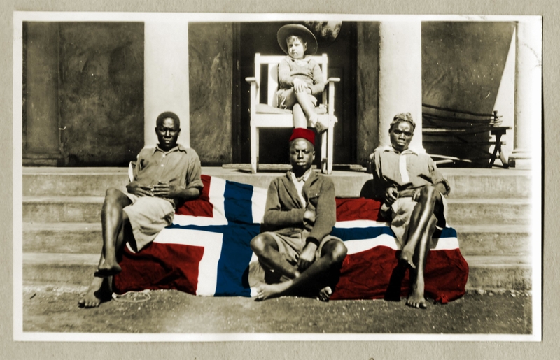 Kizembe Estate, Kenya 1930. Bjørn Eriksen og tre husboy’er.