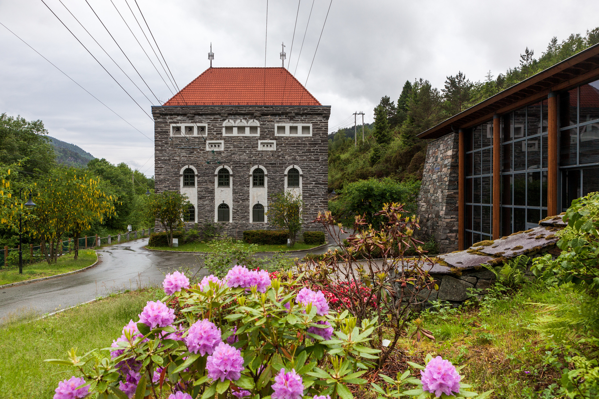 Herlandsfoss kraftverk er frå 1919 og ligg på Osterøy i Hordaland. I 1995 kom det ny kraftstasjon som tok over for den gamle.