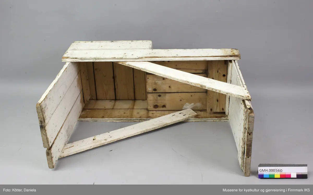 Benken ble brukt ved egning av liner. Toppen av benken består av tre liggende bord og to sidebord spikret på hver langside. På halve benken er det spikret på en kasseliknende oppsats med tre sidebord og fire toppbord, alle i samme størrelse. Beina består av tre bord satt sammen som igjen er spikret fast i toppbordene på begge sidene.Beina er forsterket med diagonale bord spikret fast i motsatt retning. 