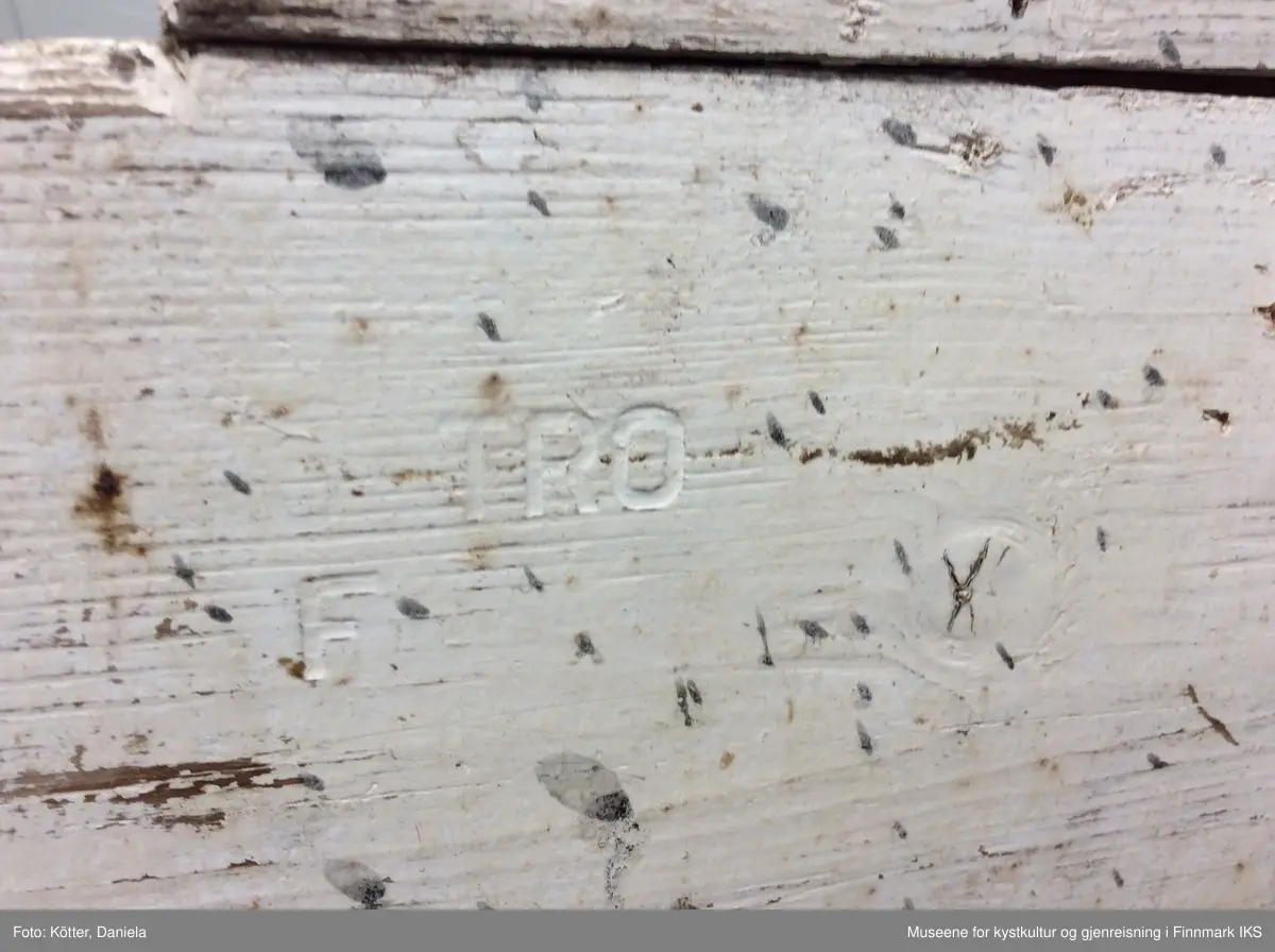 Benken ble brukt ved egning av liner. Toppen av benken består av tre liggende bord og to sidebord spikret på hver langside. På halve benken er det spikret på en kasseliknende oppsats med tre sidebord og fire toppbord, alle i samme størrelse. Beina består av tre bord satt sammen som igjen er spikret fast i toppbordene på begge sidene.Beina er forsterket med diagonale bord spikret fast i motsatt retning. 