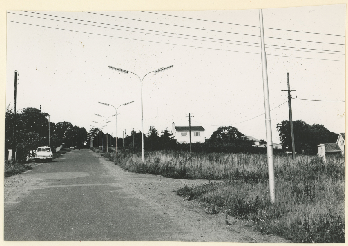 Div. gatebilder.

Bilde 1:
Michael Sundts gt. mot nord.
Til venstre: "Liljedal" - tidligere direktørbolig for Moss Glasværk, senere menighetshus for adventister.

Bilde 2:
Værfts gt. mot syd.
Til venstre: i bakgrunnen Persil-fabrikken og Moss Kjølekonserv., hvor Statens Vegvesen har kontorer i dag.
Til høyre: Moss Mekaniske Verksted.

Bilde 3:
Orkerødgt. (nå Søli-alleen). Hotelldirektør K.O. Heians boligeiendom ses midt på bildet, bygd i 1938.

Bilde 4:
Jeløy: Tronvikveien. Postkort.
