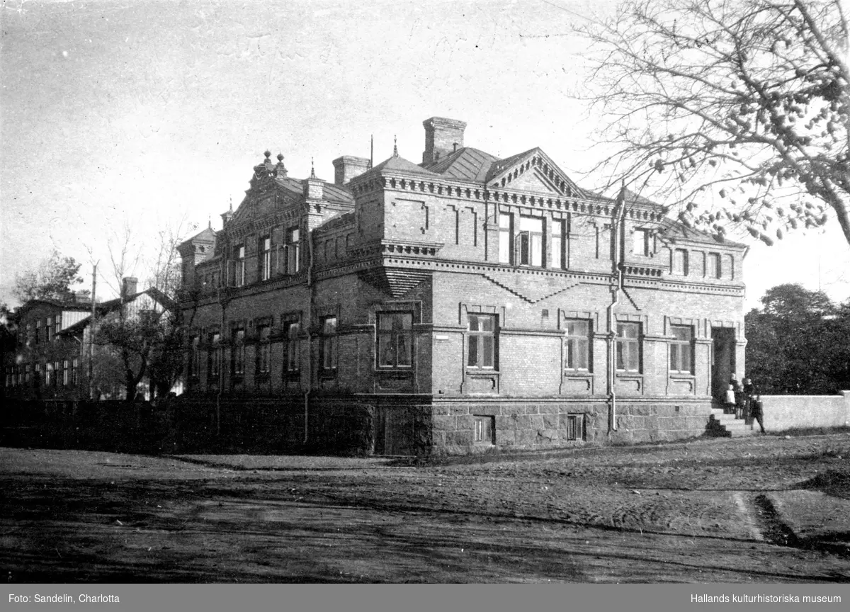 Uddenbergska villan sedd från sydväst. Exteriör. Huset ligger i hörnet Västra Vallgatan-Magasinsgatan och byggdes 1880 eller strax därefter till järnvägschefen. Arkitekt var Adrian Crispin Peterson. Dr Erik Uddenberg hade senare såväl praktik som bostad där senare. Han var bl a järnvägsläkare.