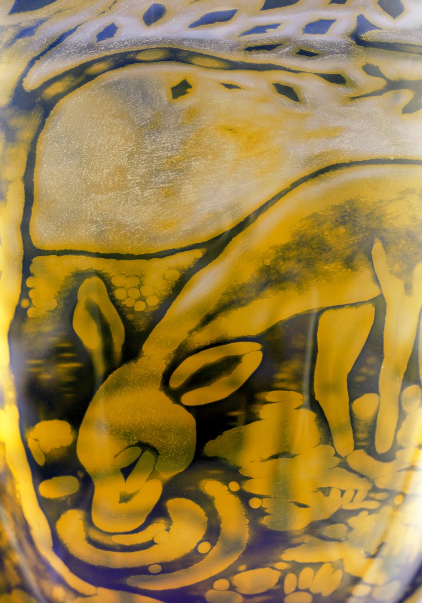 "Rådjur" Graalskål av Eva Englund med växt- och djurmotiv i transparant blått och gult.