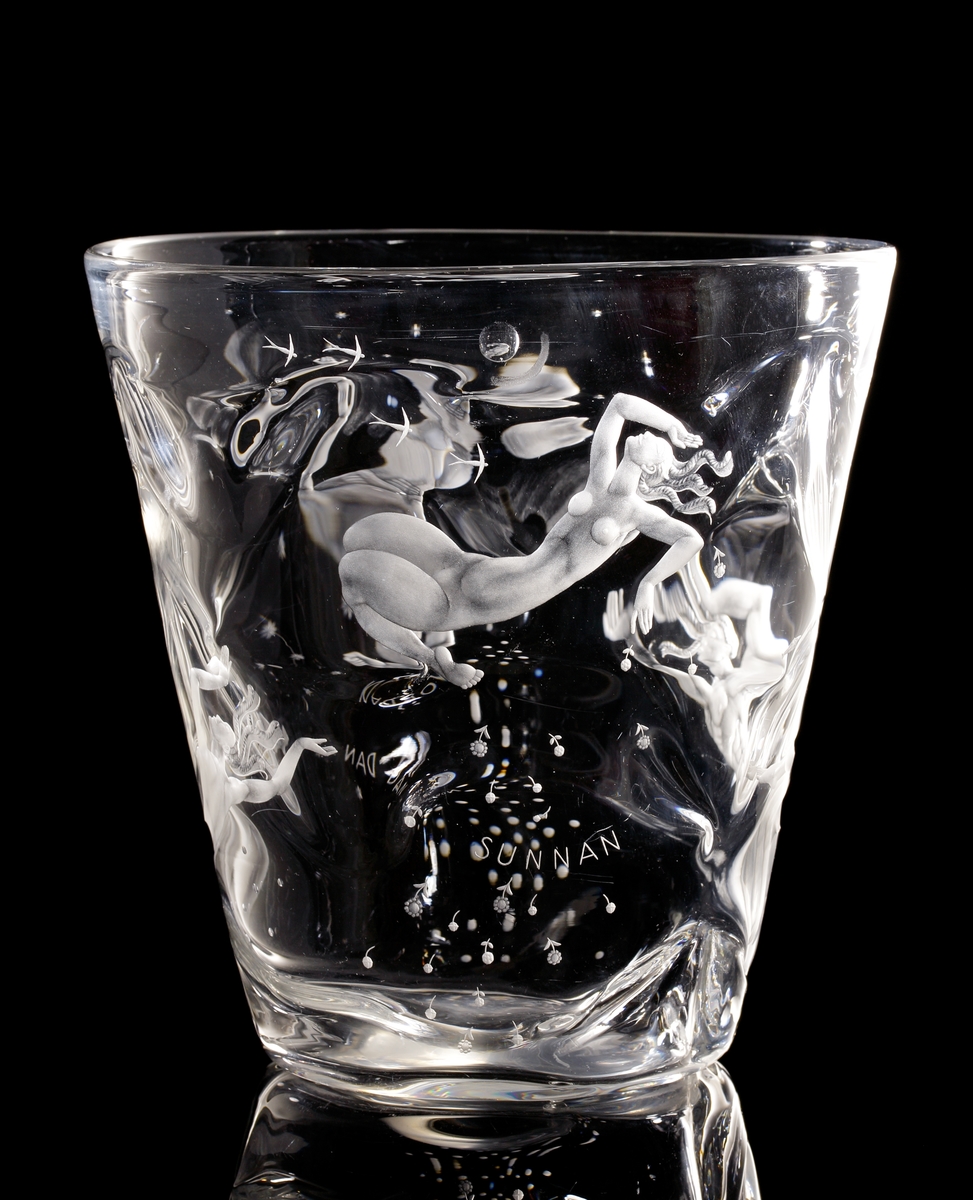 Skål "De fyra vindarna" av Vicke Lindstrand, med graverat motiv av de fyra vindarna Sunnan, Östan, Nordan, Västan, personifierat av två nakna män och två nakna kvinnor, tillsammans med inslag av motiv från flora och fauna.