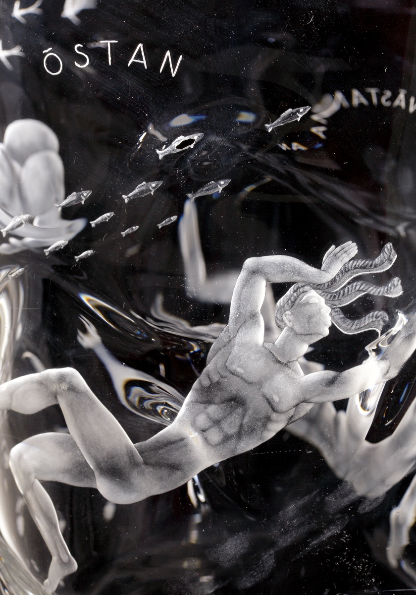 Skål "De fyra vindarna" av Vicke Lindstrand, med graverat motiv av de fyra vindarna Sunnan, Östan, Nordan, Västan, personifierat av två nakna män och två nakna kvinnor, tillsammans med inslag av motiv från flora och fauna.