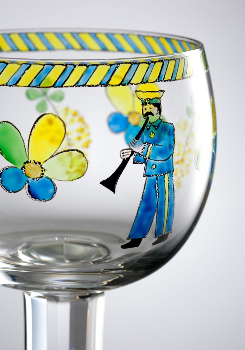 Vinglas av Gunnar Cyrén med generös kupa bemålad med "sverigemotiv" i form av människor och blommor i företrädelsevis blått och gult.
Facettslipat ben.