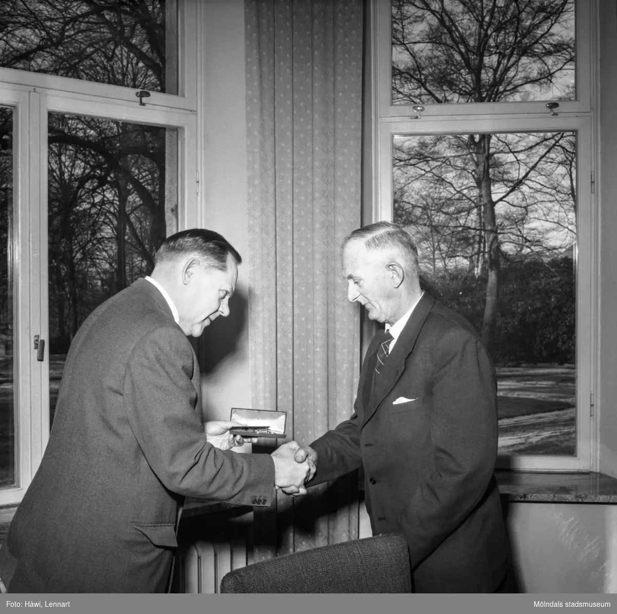 AB Mölndal, utdelning av minnesgåvan 1958. Pappersbruket Papyrus i Mölndal, 21/1 1958.