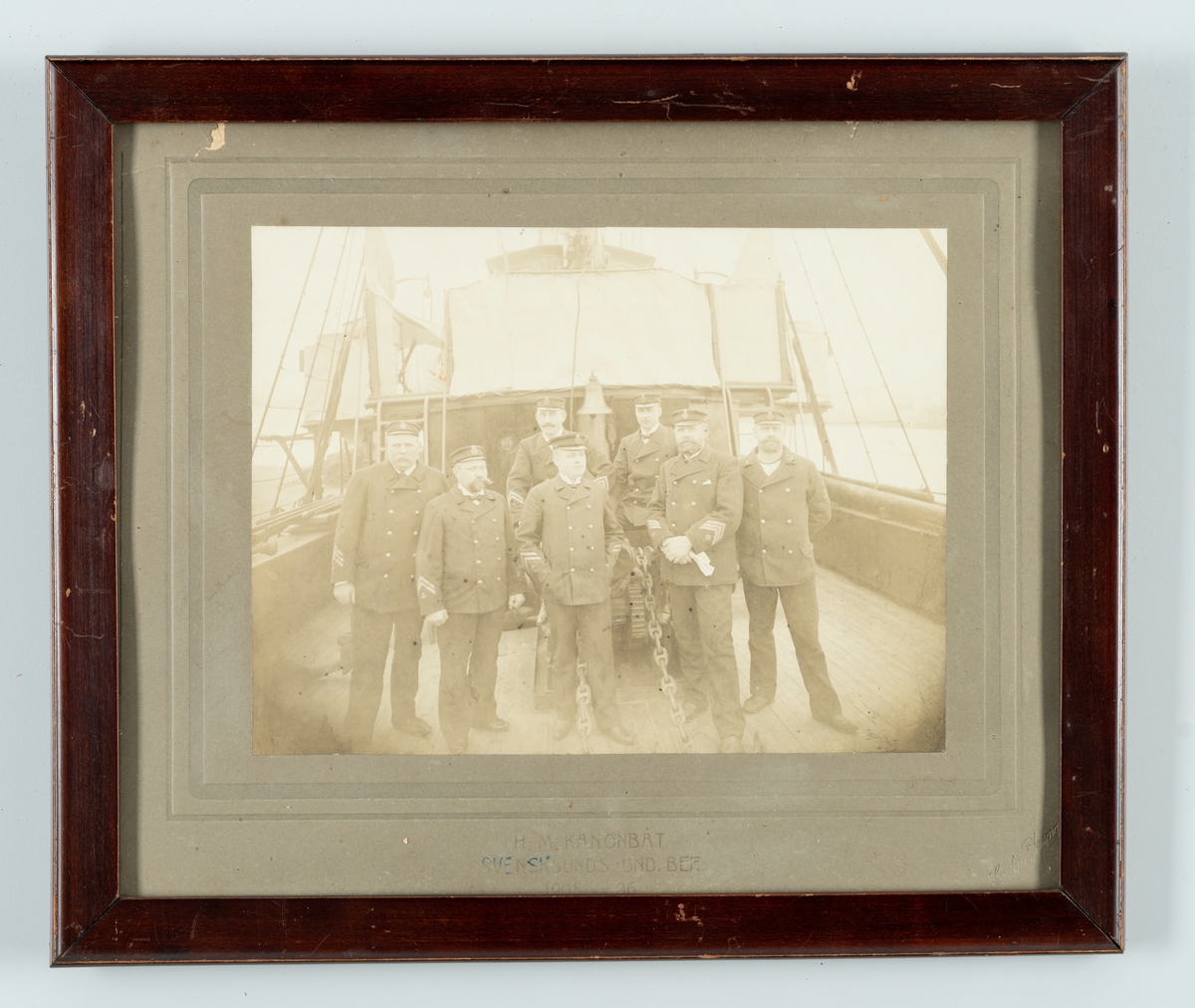 Bilden visar underbefäl på kanonbåten Svensksund som har tagit uppställning för gruppfotografering på däck.