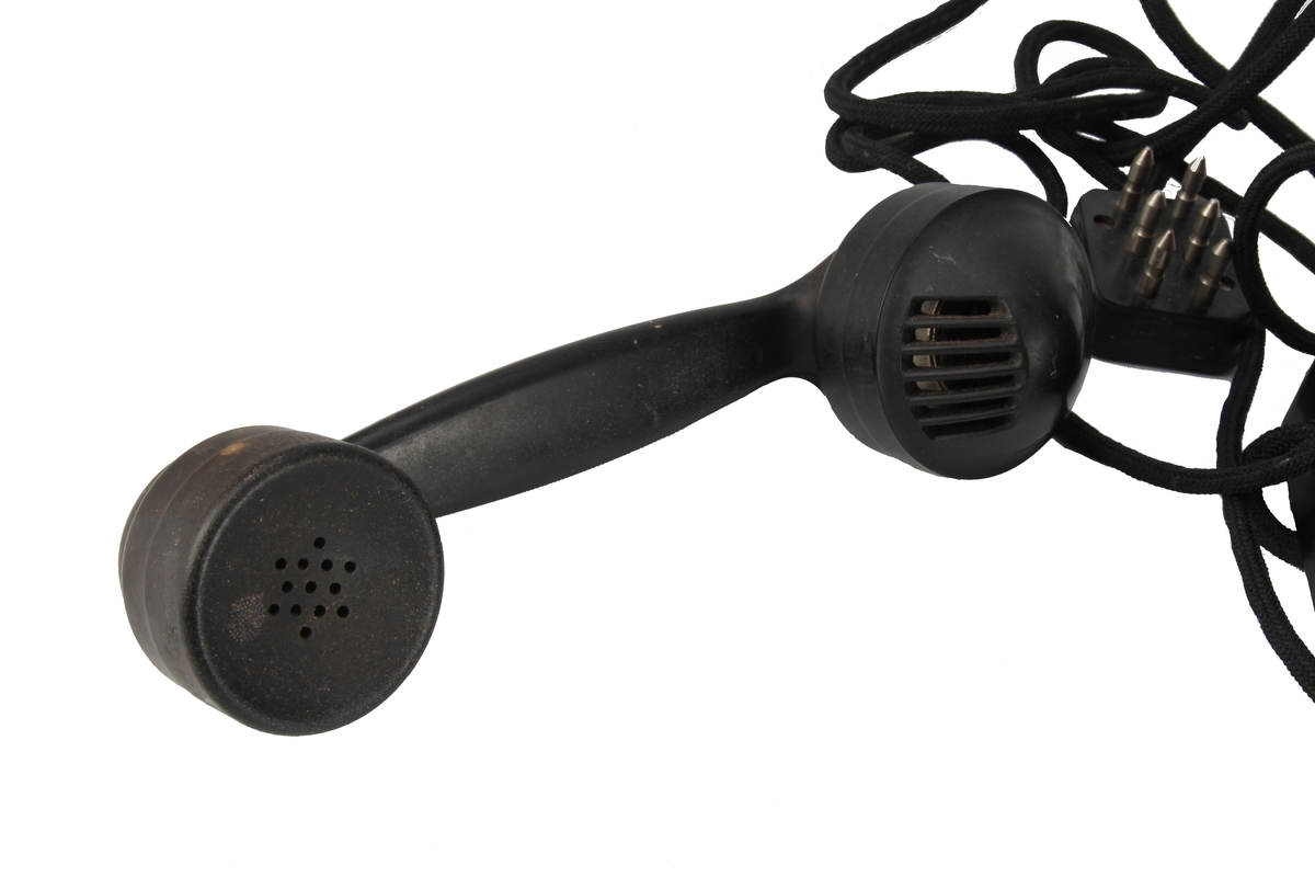 Sveivetelefon i eske. Trolig ikke original eske da det står skrevet "Automatisk" på denne og det er bilde av en telefon med dreieskive. Den aktuelle telefonen er en eldre manuell telefon med sveiv.