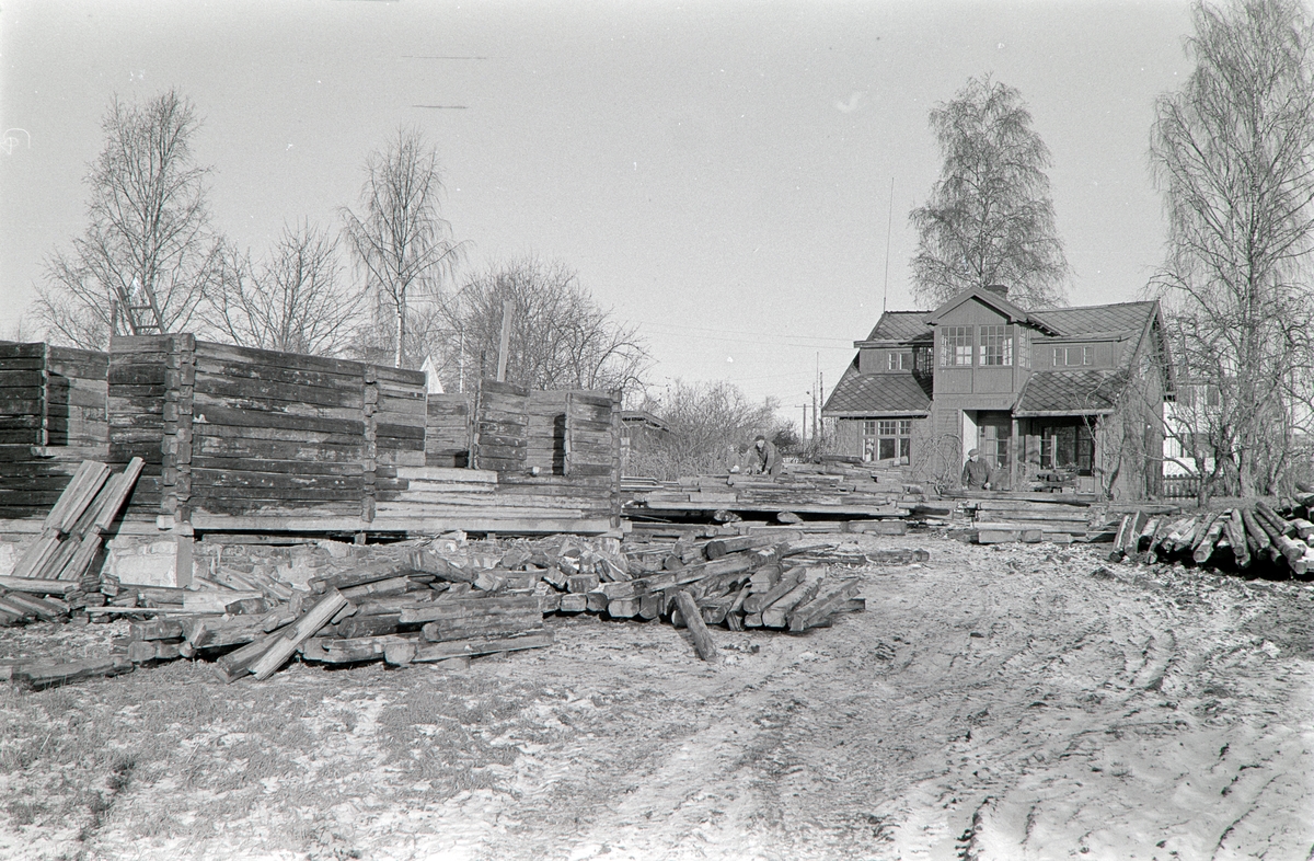 STOR-DEGLUM, Deglumbygningen, HUS SETTES OPP PÅ HEDMARKSMUSEET, JØNSRUD, BAK. 