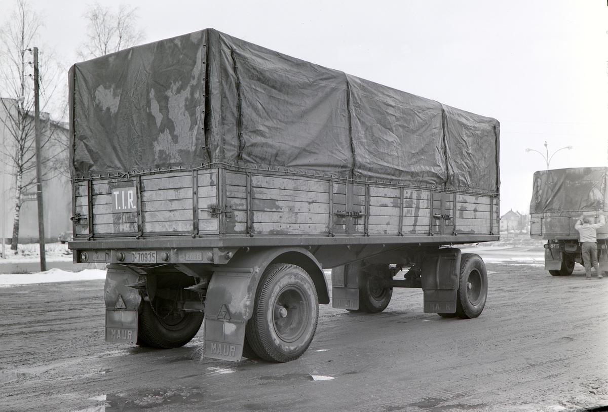 Foto for Kylgård, Østås Handel, Vang, Bilder av en Scania-Vabis 75 lastebil med henger. Her bilde av tilhengeren. D-70935.
