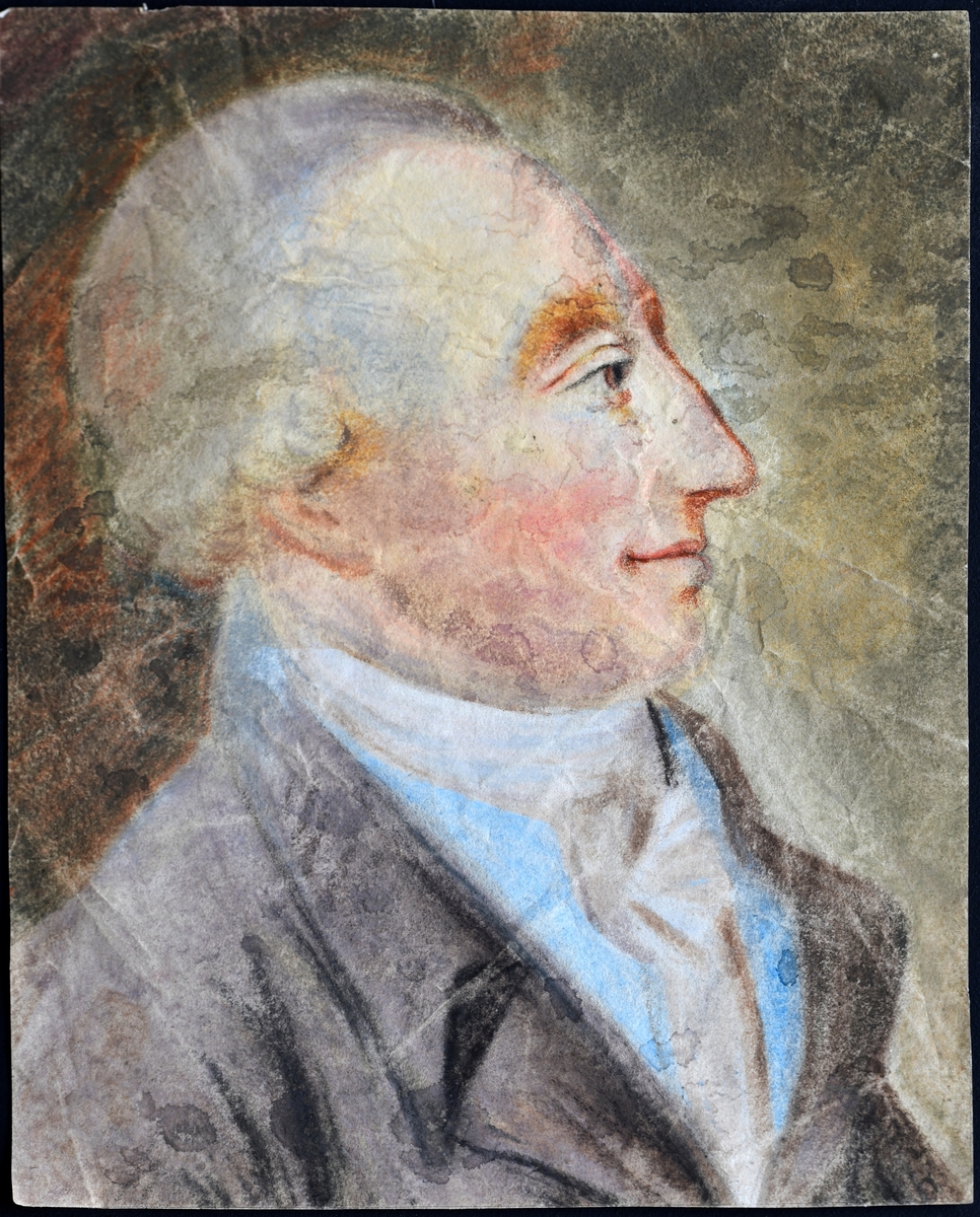 Et portrett i profil av en mann. Det er tegnet med fettstift og malt med akvarellmaling på tynt papir. Mannen har på svart jakke, blå vest og hvit skjorte. Håret er lyst og i tidsriktig frisyre. Mannen smiler svakt. Bakgrunnen er grønnbrun.
