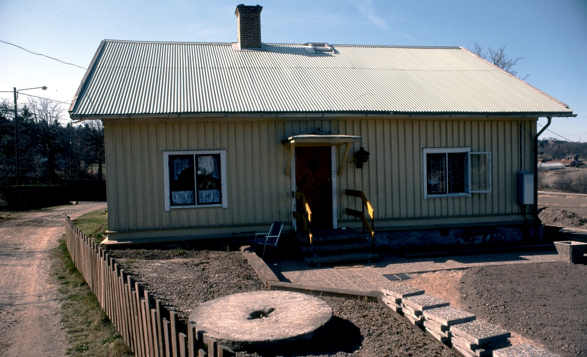 Boningshuset Heljered Mellangård 1:6 "Klockarns" år 1978. Uppfört runt 1860. Fanns fortfarande kvar år 2020. 
Villa Ekhult (ej i bild) är en avstyckning från Heljered Mellangård ”Klockarns”.