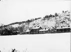 Fotografi från nuvarande Braheparken mot Bergsgatan och Grännaberget. Det är vinter med snö på marken.