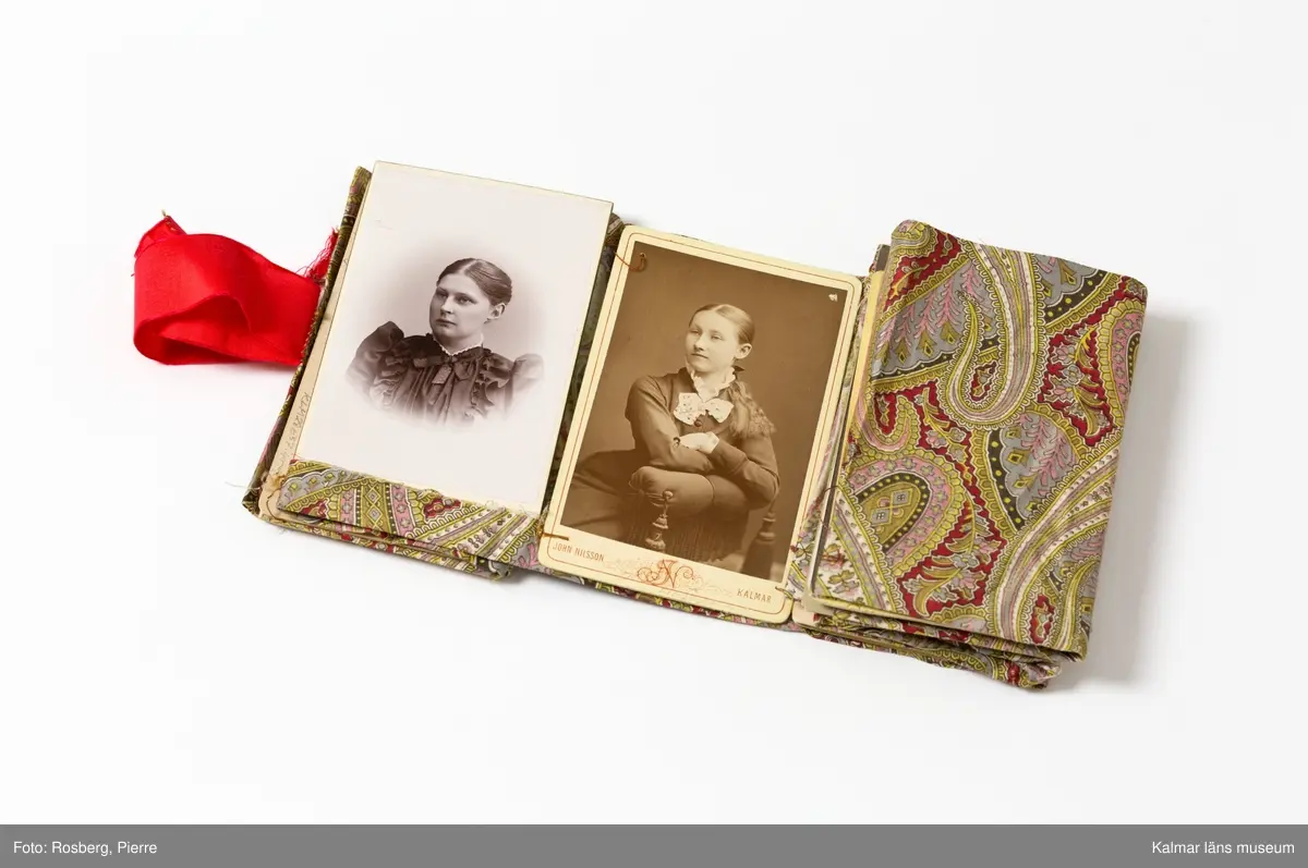 KLM 28637:44:1-20, Fotoalbum, av papp och tyg. Samling av fotografier. Porträtt av medlemmar av familjen Wimmerstedt samt goda vänner till ägaren. Bilderna sitter i ett ”tygalbum”. Albumet har sydda fickor för varje bild och hålls samman av ett rött siden band och en vit knapp. En del av bilderna är fastsydda i fickorna. Tyget har ett blommönster i flera färger men bas i rött. Innehåller fler bilder än antalet fickor så ett antal bilder ligger lösa.

:1Hilda af Wetterstedt, dotter till ECM Wimmerstedt (dotter till SC och LG) och AR af Wetterstedt
:2 Hilda af Wetterstedt, dotter till ECM Wimmerstedt (dotter till SC och LG) och AR af Wetterstedt
:3 Carl Carlander, son till S A Wimmerstedt (dotter till SC och LG) och ? Carlander
:4 Maria Rogberg och hennes kusin Maria Rogberg
:5 Emma Cordula Magdalena af Wetterstedt född Wimmerstedt, dotter till SC och LG Wimmerstedt
:6 Hilda af Wetterstedt, dotter till ECM Wimmerstedt (dotter till SC och LG) och AR af Wetterstedt
:7 Maria Carlander, dotter till S A Wimmerstedt (dotter till SC och LG) och ? Carlander
:8 Hanna och Eva Rogberg
:9 Hilda af Wetterstedt, dotter till ECM Wimmerstedt (dotter till SC och LG) och AR af Wetterstedt
:10 Maria Carlander, dotter till S A Wimmerstedt (dotter till SC och LG) och ? Carlander. Finns ytterligare en kopia som ej förvaras i fotoalbum.
:11 Hilda Wimmerstedt
:12 Ebba Wimmerstedt
:13 Maria Lindahl född Wimmerstedt
:14 Gruppfoto med sex kvinnor vara en ska vara Hilda af Wetterstedt
:15 Biskopinnan Sjöbring
:16 Biskop Sjöbring
:17 Maria Carlander, dotter till S A Wimmerstedt (dotter till SC och LG) och ? Carlander
:18 Hilda af Wetterstedt, dotter till ECM Wimmerstedt (dotter till SC och LG) och AR af Wetterstedt
:19 Bildhuggaren professorn C G Qvarnström, bror till SC Wimmerstedt. Finns ytterligare en kopia som ej förvaras i fotoalbum.
:20 Riksantikvarie Bror Emil Hildebrand. Finns ytterligare en kopia som ej förvaras i fotoalbum.