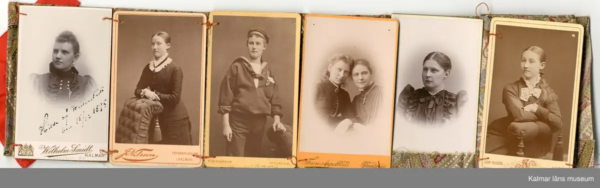 KLM 28637:44:1-20, Fotoalbum, av papp och tyg. Samling av fotografier. Porträtt av medlemmar av familjen Wimmerstedt samt goda vänner till ägaren. Bilderna sitter i ett ”tygalbum”. Albumet har sydda fickor för varje bild och hålls samman av ett rött siden band och en vit knapp. En del av bilderna är fastsydda i fickorna. Tyget har ett blommönster i flera färger men bas i rött. Innehåller fler bilder än antalet fickor så ett antal bilder ligger lösa.

:1Hilda af Wetterstedt, dotter till ECM Wimmerstedt (dotter till SC och LG) och AR af Wetterstedt
:2 Hilda af Wetterstedt, dotter till ECM Wimmerstedt (dotter till SC och LG) och AR af Wetterstedt
:3 Carl Carlander, son till S A Wimmerstedt (dotter till SC och LG) och ? Carlander
:4 Maria Rogberg och hennes kusin Maria Rogberg
:5 Emma Cordula Magdalena af Wetterstedt född Wimmerstedt, dotter till SC och LG Wimmerstedt
:6 Hilda af Wetterstedt, dotter till ECM Wimmerstedt (dotter till SC och LG) och AR af Wetterstedt
:7 Maria Carlander, dotter till S A Wimmerstedt (dotter till SC och LG) och ? Carlander
:8 Hanna och Eva Rogberg
:9 Hilda af Wetterstedt, dotter till ECM Wimmerstedt (dotter till SC och LG) och AR af Wetterstedt
:10 Maria Carlander, dotter till S A Wimmerstedt (dotter till SC och LG) och ? Carlander. Finns ytterligare en kopia som ej förvaras i fotoalbum.
:11 Hilda Wimmerstedt
:12 Ebba Wimmerstedt
:13 Maria Lindahl född Wimmerstedt
:14 Gruppfoto med sex kvinnor vara en ska vara Hilda af Wetterstedt
:15 Biskopinnan Sjöbring
:16 Biskop Sjöbring
:17 Maria Carlander, dotter till S A Wimmerstedt (dotter till SC och LG) och ? Carlander
:18 Hilda af Wetterstedt, dotter till ECM Wimmerstedt (dotter till SC och LG) och AR af Wetterstedt
:19 Bildhuggaren professorn C G Qvarnström, bror till SC Wimmerstedt. Finns ytterligare en kopia som ej förvaras i fotoalbum.
:20 Riksantikvarie Bror Emil Hildebrand. Finns ytterligare en kopia som ej förvaras i fotoalbum.