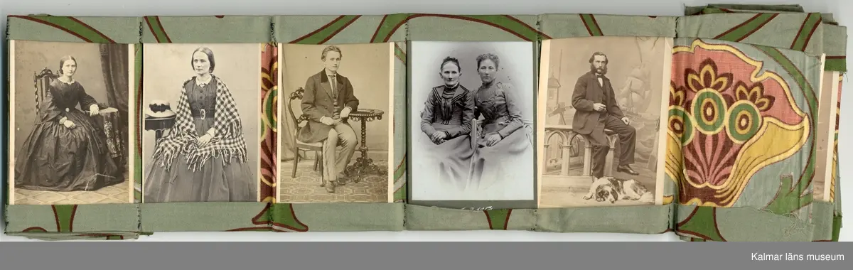 KLM 28637:43:1-26. Fotoalbum, av papp och tyg. Samling av fotografier. Porträtt av medlemmar av familjen Wimmerstedt samt goda vänner till ägaren. Bilderna sitter i ett ”tygalbum”. Albumet har sydda fickor för varje bild och hålls samman av ett grönt sidenband och en vit knapp. Tyget har ett blommönster i jugendstil. 

:1 Fru Christina Wimmerstedt född Qvarnström
:2 Lektor Lars Wimmerstedt, foto av teckning
:3 Carolina Wimmerstedt, dotter till SC och LG Wimmerstedt
:4 Carolina Wimmerstedt, dotter till SC och LG Wimmerstedt
:5 Professor Axel Wimmerstedt, son till SC och LG Wimmerstedt
:6 Professor Axel Wimmerstedt, son till SC och LG Wimmerstedt
:7 Christina Wimmerstedt, dotter till SC och LG Wimmerstedt
:8 Hanna Rogberg född Wimmerstedt, dotter till SC och LG Wimmerstedt
:9 Lars Wimmerstedt, son till SC och LG Wimmerstedt
:10 Fru Amanda Carlander, född Wimmerstedt och dotter till SC och LG Wimmerstedt, och dottern Maria
:11 Karl Wimmerstedt, son till SC och LG Wimmerstedt
:12 Karl Wimmerstedt, son till SC och LG Wimmerstedt, med hustrun sofia Aminoff (ej skannad). Finns ytterligare en kopia som ej förvaras i fotoalbum.
:13 Prosten O H Rogberg
:14 Hanna Rogberg född Wimmerstedt, dotter till SC och LG Wimmerstedt
:15 Hanna Rogberg född Wimmerstedt, dotter till SC och LG Wimmerstedt, 1869
:16 Prosten O H Rogberg
:17 Hugo Hildebrand Hildebrandsson
:18 Riksantikvarie Bror Emil Hildebrand
:19 Troligen överstinnan Hedvig Louise Charlotte Adlersparre född Söderberg tillsammans med dottern Rosalie
:20 Kommendör Axel Adlersparre dy, son till Axel Adlersparre dä, bror till Georg, med sonen Karl
:21 Överste Georg Adlersparre, son till Axel Adlersparre dä och farbror till Karl
:22 Sophie Adlersparre, f Leijonhuvud, "Esselde", gift med Axel Adlersparre dy.
:23 Alcyone Adlersparre, dotter till Axel Adlersparre dy och Heliodore Adlersparre.
:24 Heliodore Adlersparre, född Ankarsvärd gift med Axel Adlersparre dy
:25 Adlersparre; två av Axel Adlersparres dy och Heliodores tre söner Georg, Rolf och Karl – oklart vilka
:26 Sophie Adlersparre, dotter till Axel Adlersparre dy och Heliodore Adlersparre.