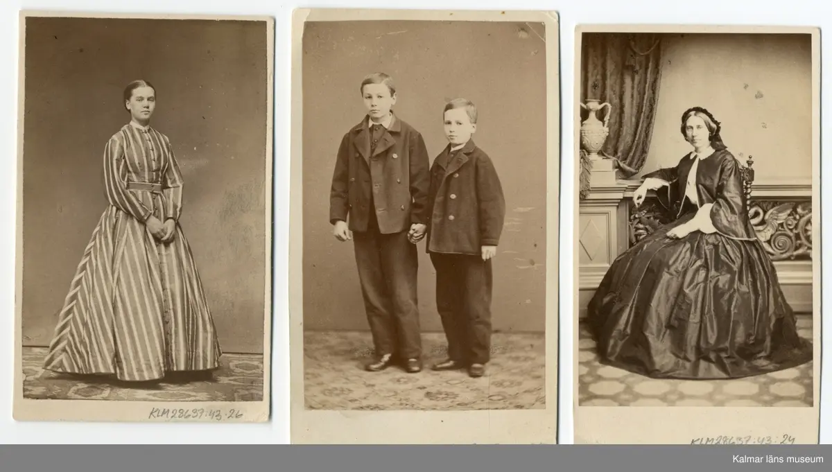 KLM 28637:43:1-26. Fotoalbum, av papp och tyg. Samling av fotografier. Porträtt av medlemmar av familjen Wimmerstedt samt goda vänner till ägaren. Bilderna sitter i ett ”tygalbum”. Albumet har sydda fickor för varje bild och hålls samman av ett grönt sidenband och en vit knapp. Tyget har ett blommönster i jugendstil. 

:1 Fru Christina Wimmerstedt född Qvarnström
:2 Lektor Lars Wimmerstedt, foto av teckning
:3 Carolina Wimmerstedt, dotter till SC och LG Wimmerstedt
:4 Carolina Wimmerstedt, dotter till SC och LG Wimmerstedt
:5 Professor Axel Wimmerstedt, son till SC och LG Wimmerstedt
:6 Professor Axel Wimmerstedt, son till SC och LG Wimmerstedt
:7 Christina Wimmerstedt, dotter till SC och LG Wimmerstedt
:8 Hanna Rogberg född Wimmerstedt, dotter till SC och LG Wimmerstedt
:9 Lars Wimmerstedt, son till SC och LG Wimmerstedt
:10 Fru Amanda Carlander, född Wimmerstedt och dotter till SC och LG Wimmerstedt, och dottern Maria
:11 Karl Wimmerstedt, son till SC och LG Wimmerstedt
:12 Karl Wimmerstedt, son till SC och LG Wimmerstedt, med hustrun sofia Aminoff (ej skannad). Finns ytterligare en kopia som ej förvaras i fotoalbum.
:13 Prosten O H Rogberg
:14 Hanna Rogberg född Wimmerstedt, dotter till SC och LG Wimmerstedt
:15 Hanna Rogberg född Wimmerstedt, dotter till SC och LG Wimmerstedt, 1869
:16 Prosten O H Rogberg
:17 Hugo Hildebrand Hildebrandsson
:18 Riksantikvarie Bror Emil Hildebrand
:19 Troligen överstinnan Hedvig Louise Charlotte Adlersparre född Söderberg tillsammans med dottern Rosalie
:20 Kommendör Axel Adlersparre dy, son till Axel Adlersparre dä, bror till Georg, med sonen Karl
:21 Överste Georg Adlersparre, son till Axel Adlersparre dä och farbror till Karl
:22 Sophie Adlersparre, f Leijonhuvud, "Esselde", gift med Axel Adlersparre dy.
:23 Alcyone Adlersparre, dotter till Axel Adlersparre dy och Heliodore Adlersparre.
:24 Heliodore Adlersparre, född Ankarsvärd gift med Axel Adlersparre dy
:25 Adlersparre; två av Axel Adlersparres dy och Heliodores tre söner Georg, Rolf och Karl – oklart vilka
:26 Sophie Adlersparre, dotter till Axel Adlersparre dy och Heliodore Adlersparre.