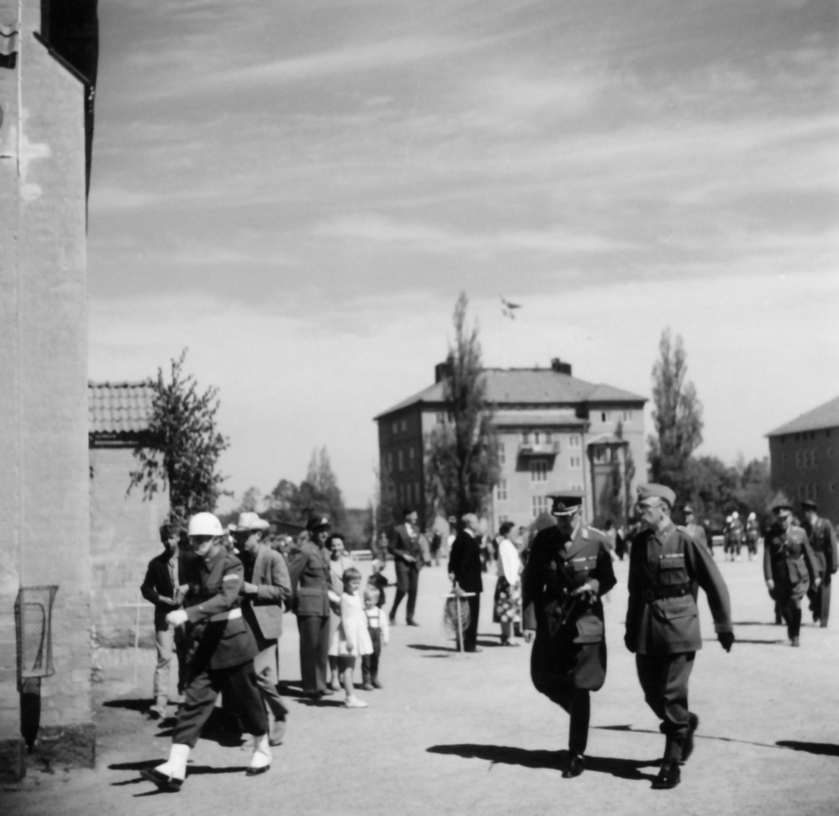 Kassans fotoalbum, sid 2

Historisk återblick, där bild 1 och 2 sannolikt är från HM Konungens fanöverlämning 1958.

Efter att sista regementskassören, Henrik Aronsson, avgått med pension tillträdde förvaltare Holger Aggeborn som första kassachef den 1 okt 1948. 

I samband med "Mälarkarusellen" 1957 blir P 3 åter I 10. Kassa 183 blir nu kassa 160.

Bild 3. Vid bordets högra sida ser vi May Rundin och kassachefen Holger Aggeborn.
Bild 4. Fr. v. Gunnar Dahl, Gun Harg, May Rundin och Holger Aggeborn.