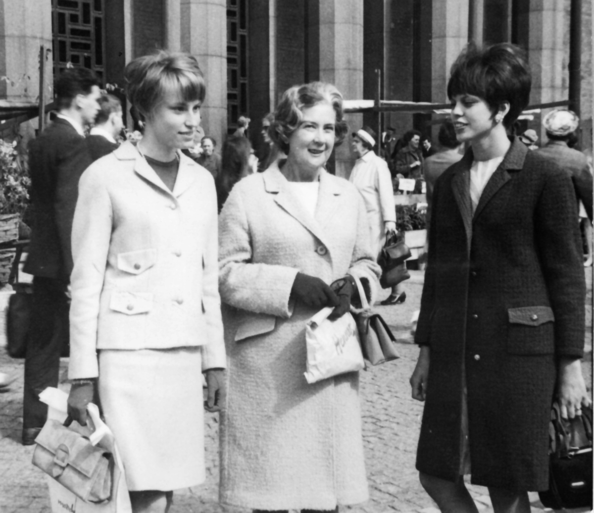 Kassans fotoalbum, sid 10

Den 1 oktober 1966 öppnade Milostaben egen kassa. Personalen på både den gamla och nya Avlöningsdetaljen gjorde här ett studiebesök på Försvarets Civilförvaltnings (FCF) Avlöningscentral. 
Guide var Bint Stig Rådegård.

Bild 1. Ann-Marie Eriksson, Elna Fredrikson och Britt-Marie Ahlqvist på Hötorget i Sthlm, framför Konserthuset

Bild 2. Elna Fredrikson och Stig Rådegård

Bild 3. Elna Fredrikson, May Rundin och Ann-Marie Eriksson blev kvar på P 10 och önskar här Gott Nytt År!