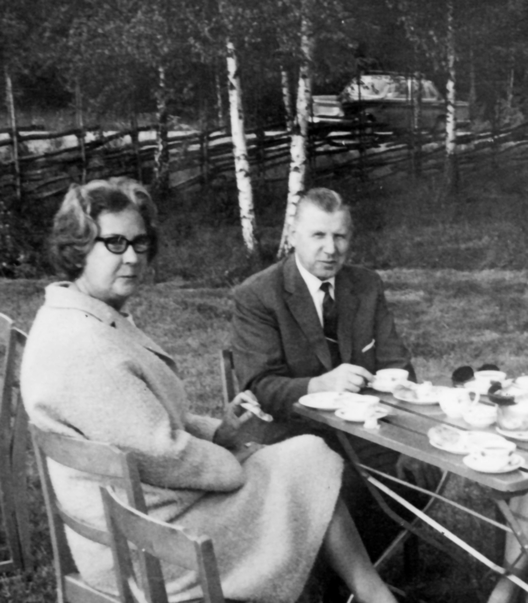 Kassans fotoalbum, sid 10

Den 1 oktober 1966 öppnade Milostaben egen kassa. Personalen på både den gamla och nya Avlöningsdetaljen gjorde här ett studiebesök på Försvarets Civilförvaltnings (FCF) Avlöningscentral. 
Guide var Bint Stig Rådegård.

Bild 1. Ann-Marie Eriksson, Elna Fredrikson och Britt-Marie Ahlqvist på Hötorget i Sthlm, framför Konserthuset

Bild 2. Elna Fredrikson och Stig Rådegård

Bild 3. Elna Fredrikson, May Rundin och Ann-Marie Eriksson blev kvar på P 10 och önskar här Gott Nytt År!